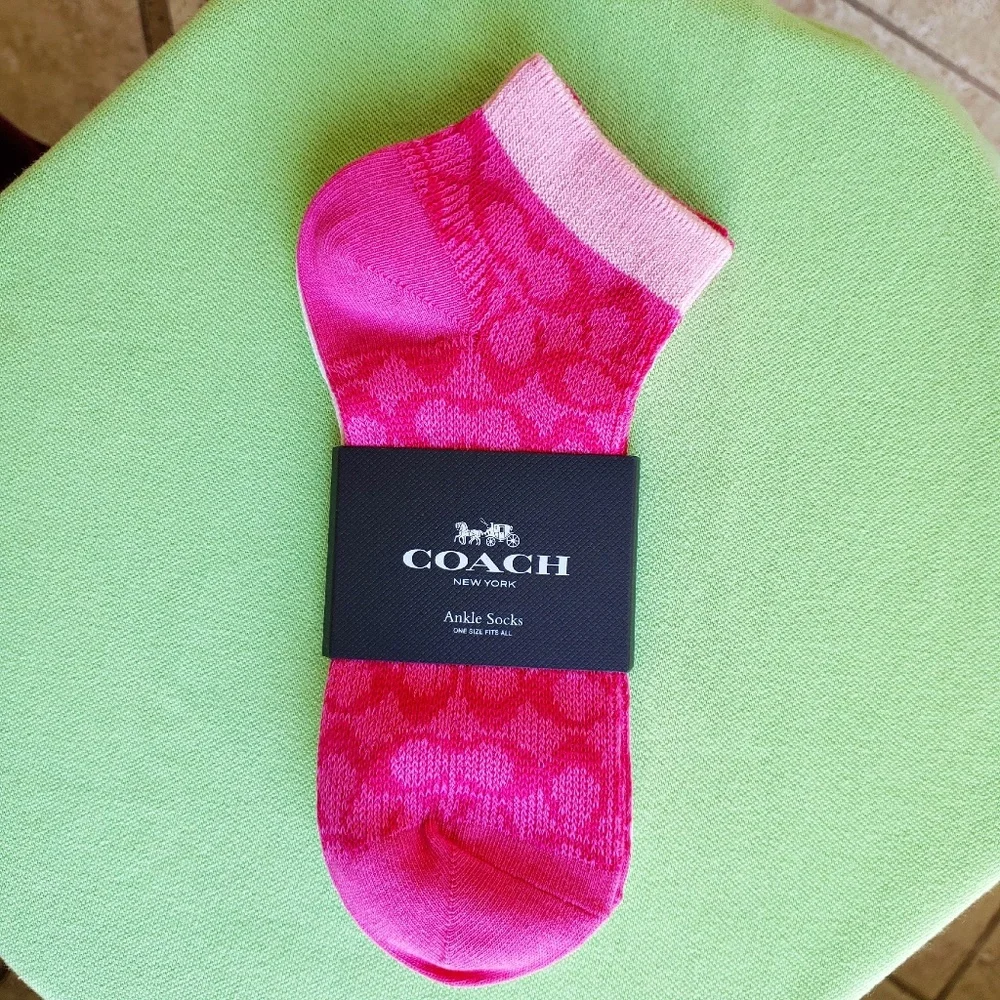 COACH SIGNATURE ANKLE LENGTH SOCKS (PAIR):NWT PINK/CHALK C9136